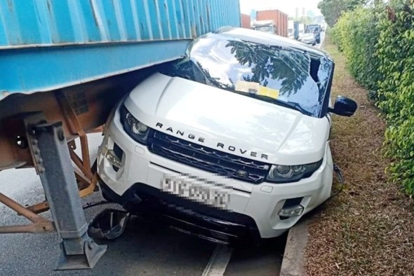 Tai nạn giao thông mới nhất hôm nay (17/6): “Siêu xe” Range Rover và container đâm nhau trên xa lộ Hà Nội - Ảnh 1