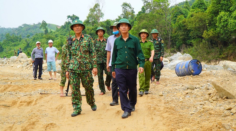 Chủ tịch UBND tỉnh Thừa Thiên Huế thị sát công tác tìm kiếm nạn nhân mất tích tại Rào Trăng 3 - Ảnh 1