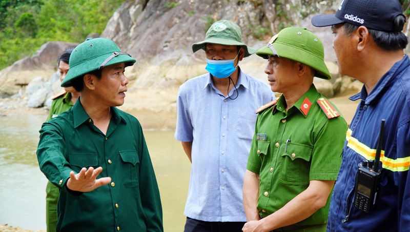 Chủ tịch UBND tỉnh Thừa Thiên Huế thị sát công tác tìm kiếm nạn nhân mất tích tại Rào Trăng 3 - Ảnh 3