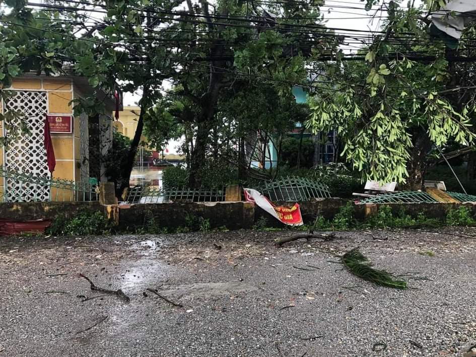 Thái Bình: Sau mưa dông nhiều công trình bị tốc mái, hư hỏng nặng - Ảnh 2