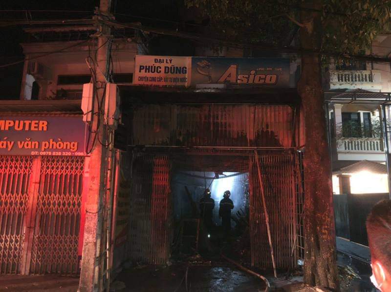 Hà Nội: Cháy cửa hàng kinh doanh thiết bị điện ở đường Phú Diễn - Ảnh 4
