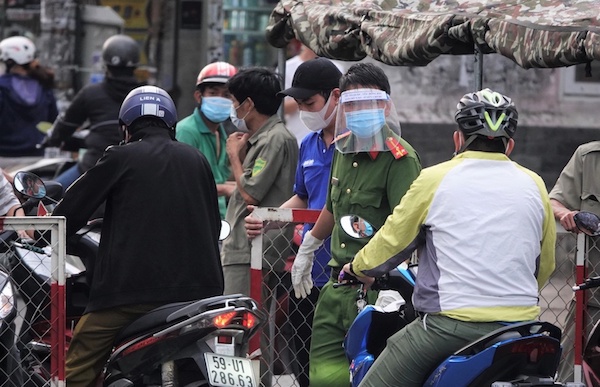 TP Hồ Chí Minh: 12 chốt kiểm dịch ở các cửa ngõ hoạt động hết “công suất” trong ngày đầu giãn cách xã hội - Ảnh 1