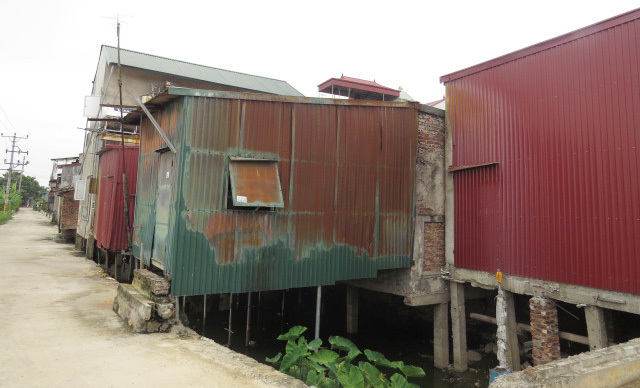 Xây dựng trên mương thủy lợi tại xã Phú Túc: Chính quyền thiếu quyết liệt xử lý vi phạm - Ảnh 1