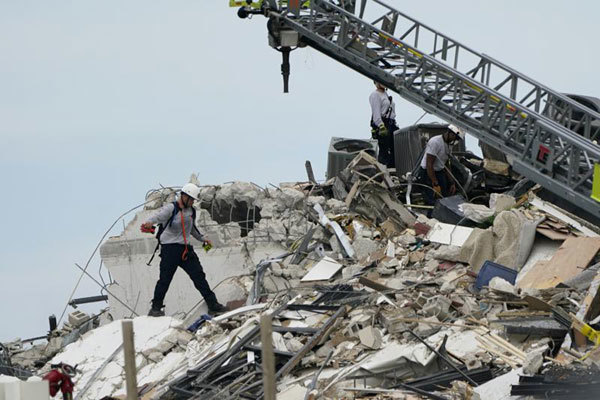 Mỹ: Gần 100 người vẫn mất tích sau vụ sập chung cư 12 tầng ở bang Florida - Ảnh 1