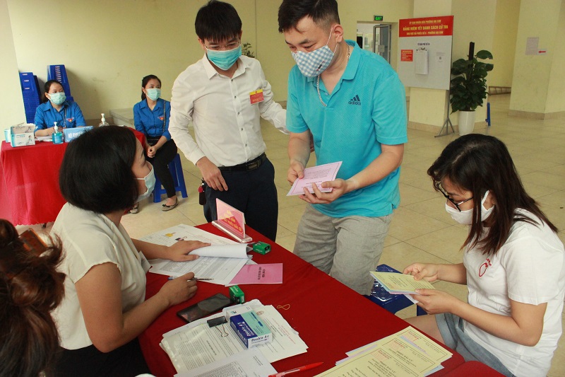 Quận Hoàng Mai: Cử tri Tổ dân phố số 34, phường Đại Kim phấn khởi thực hiện quyền bầu cử - Ảnh 4
