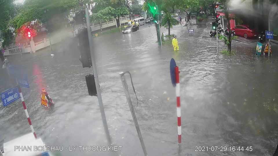 Hà Nội: Đường phố vắng tanh trong chiều mưa lớn, một số tuyến phố bị ngập - Ảnh 2