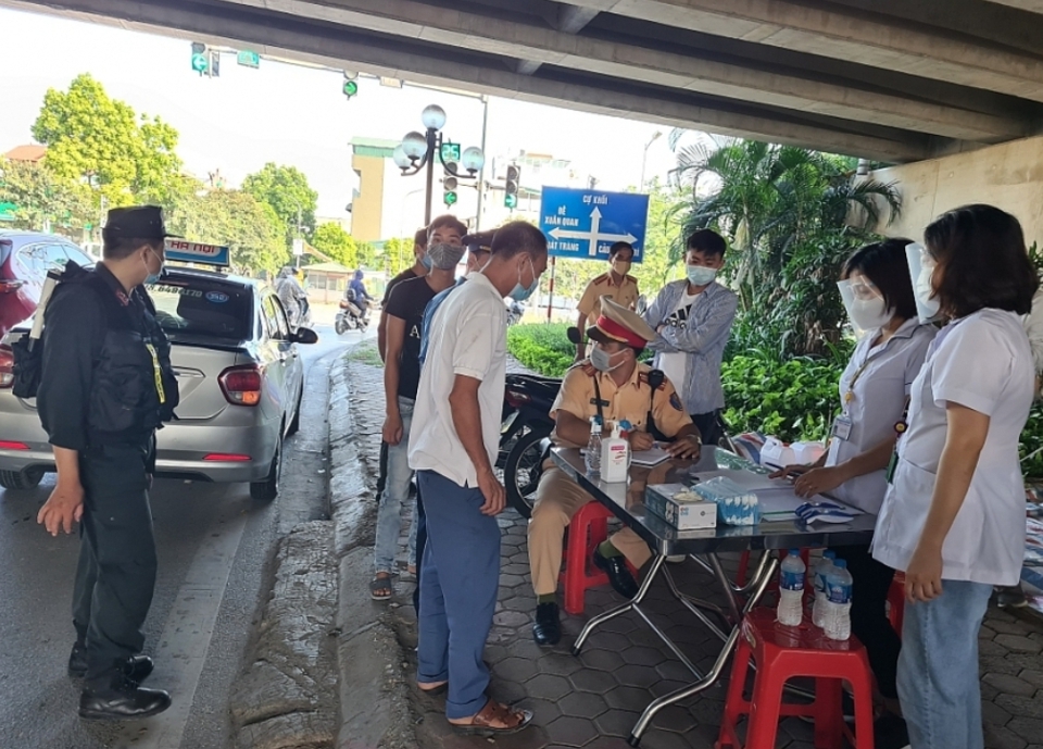 Tại 22 chốt kiểm soát: Thực hiện test nhanh Covid-19, linh hoạt và không "ngăn sông cấm chợ" - Ảnh 4