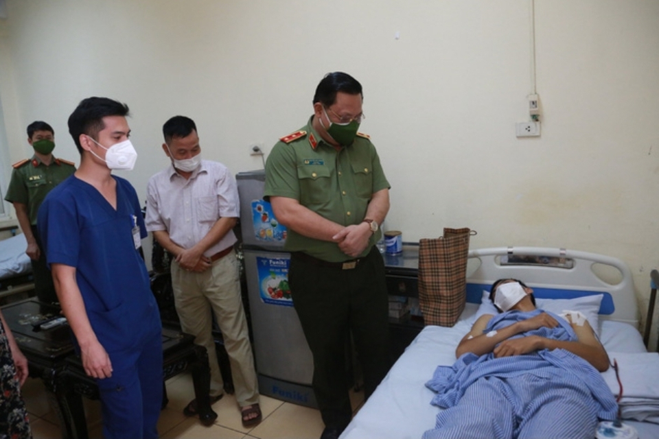 Giám đốc Công an TP Hà Nội thăm, động viên chiến sỹ bị shipper "thông chốt" đâm trọng thương - Ảnh 1