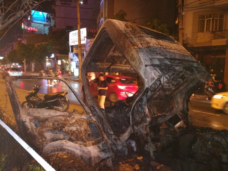 TP Hồ Chí Minh: Xe tải bất ngờ bốc cháy dữ dội trên đường Cộng Hòa - Ảnh 2