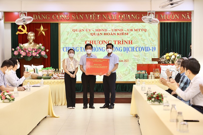 Quận Hoàn Kiếm tặng quà lực lượng tuyến đầu phòng, chống dịch và hỗ trợ gia đình hoàn cảnh khó khăn - Ảnh 3