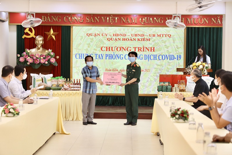 Quận Hoàn Kiếm tặng quà lực lượng tuyến đầu phòng, chống dịch và hỗ trợ gia đình hoàn cảnh khó khăn - Ảnh 4