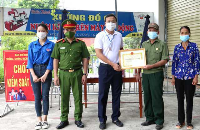 Lãnh đạo huyện Sóc Sơn tặng giấy khen động viên lực lượng các chốt kiểm soát dịch Covid-19 - Ảnh 1