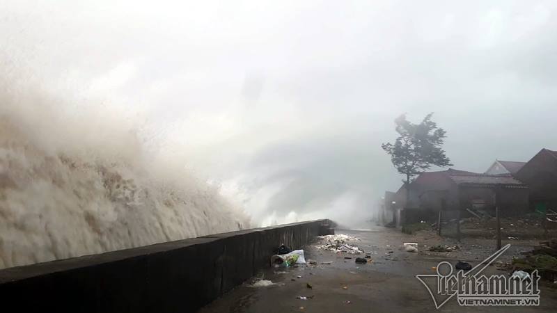 Toàn cảnh bão số 10 tàn phá miền Trung, Hà Tĩnh - Quảng Bình thiệt hại nặng nề - Ảnh 24