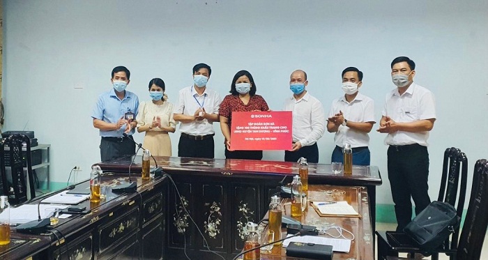 Sơn Hà trao tặng gần 300.000 khẩu trang chống dịch cho huyện Tam Dương - Ảnh 1