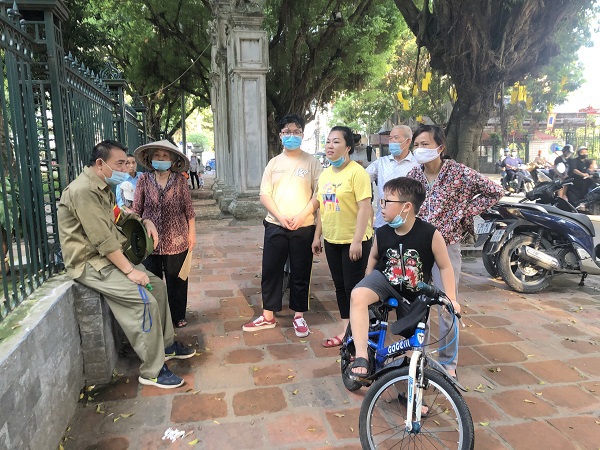 [Ảnh] Hà Nội: Sĩ tử cầu may bên ngoài cổng di tích trước ngày làm thủ tục dự thi - Ảnh 11