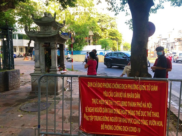 [Ảnh] Hà Nội: Sĩ tử cầu may bên ngoài cổng di tích trước ngày làm thủ tục dự thi - Ảnh 12
