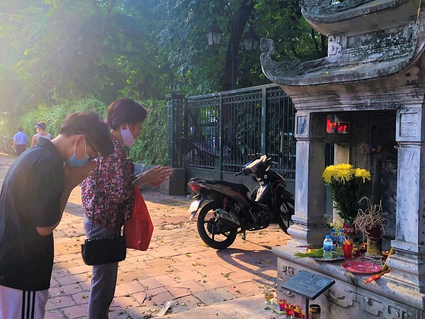 [Ảnh] Hà Nội: Sĩ tử cầu may bên ngoài cổng di tích trước ngày làm thủ tục dự thi - Ảnh 8