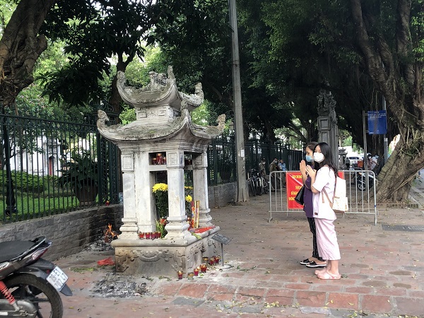 [Ảnh] Hà Nội: Sĩ tử cầu may bên ngoài cổng di tích trước ngày làm thủ tục dự thi - Ảnh 9