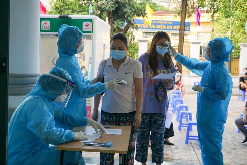 Quận Thanh Xuân lấy 278 mẫu xét nghiệm Covid-19 cho người về từ TP Hồ Chí Minh - Ảnh 2