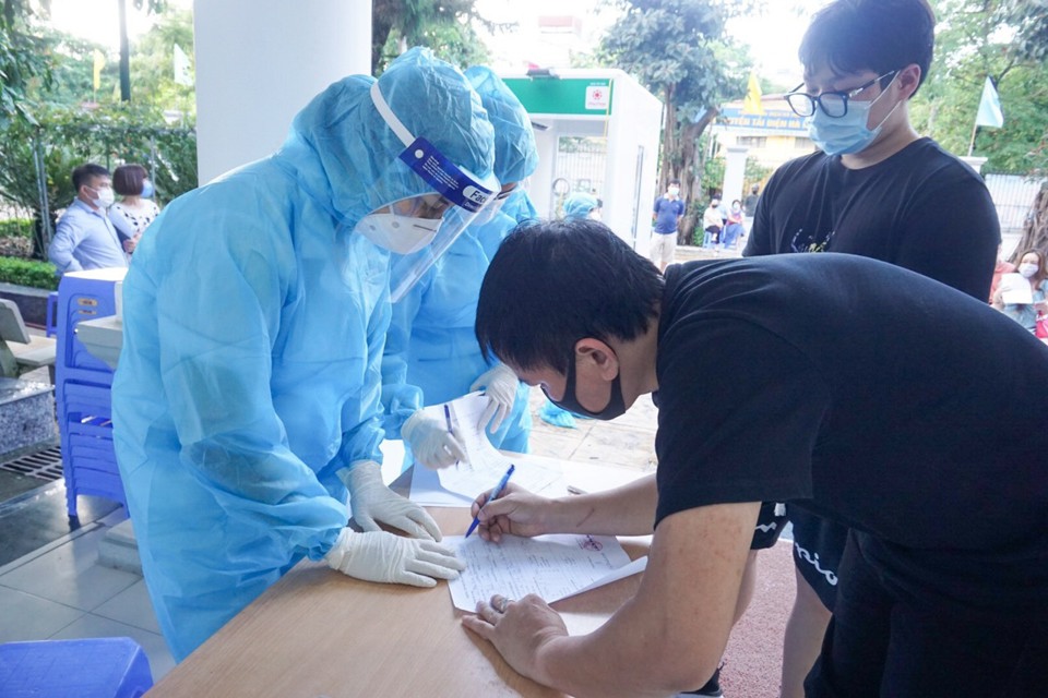 Quận Thanh Xuân lấy 278 mẫu xét nghiệm Covid-19 cho người về từ TP Hồ Chí Minh - Ảnh 4