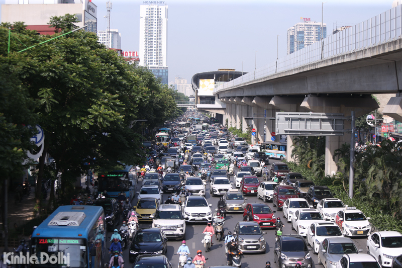 [Ảnh] Hà Nội: Dòng người ken cứng dưới nắng nóng tại trục đường Nguyễn Trãi - Trường Chinh sáng đầu tuần - Ảnh 1