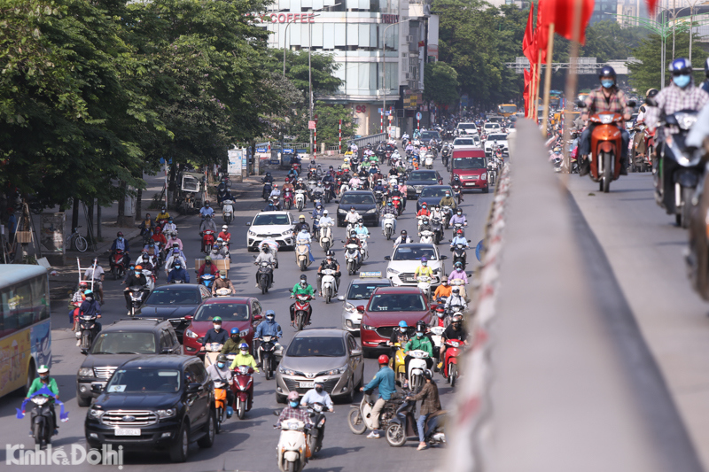 [Ảnh] Hà Nội: Dòng người ken cứng dưới nắng nóng tại trục đường Nguyễn Trãi - Trường Chinh sáng đầu tuần - Ảnh 12