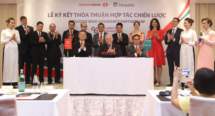 Techcombank và Manulife Việt Nam ký hợp tác bảo hiểm độc quyền 15 năm - Ảnh 1