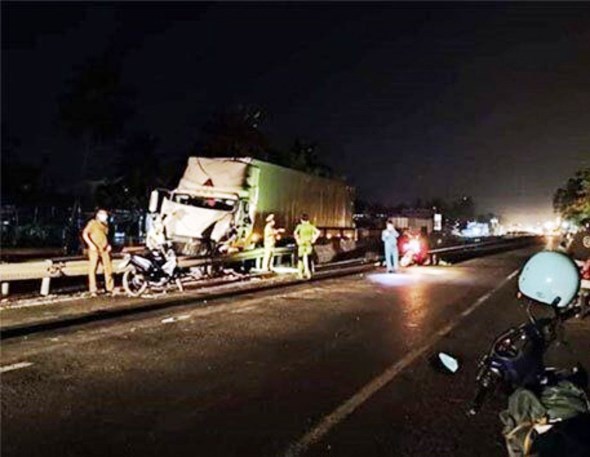 Tai nạn giao thông mới nhất hôm nay (21/6): Đang kiểm tra xe sau tai nạn, tài xế xe đầu kéo bị tông chết trên Quốc lộ 1 - Ảnh 3