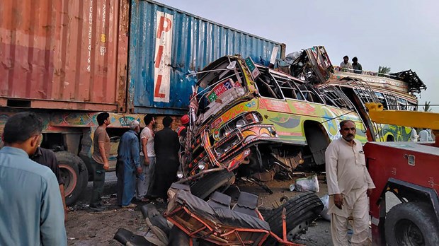 Pakistan: Xe buýt đâm container, 77 người thương vong - Ảnh 1