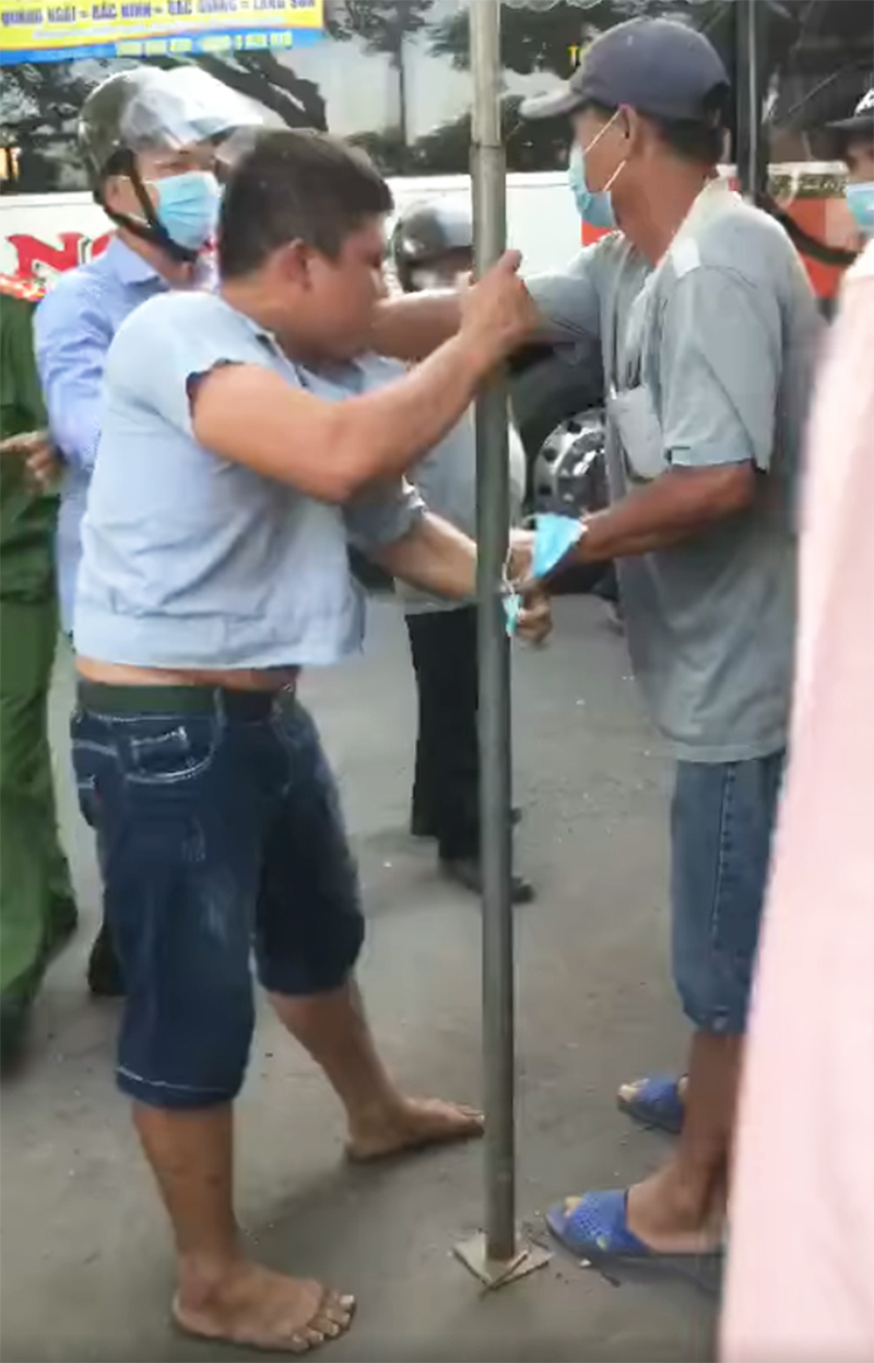 Đà Nẵng: Tài xế xe khách hung hăng chửi bới cảnh sát, húc chốt kiểm dịch y tế - Ảnh 2