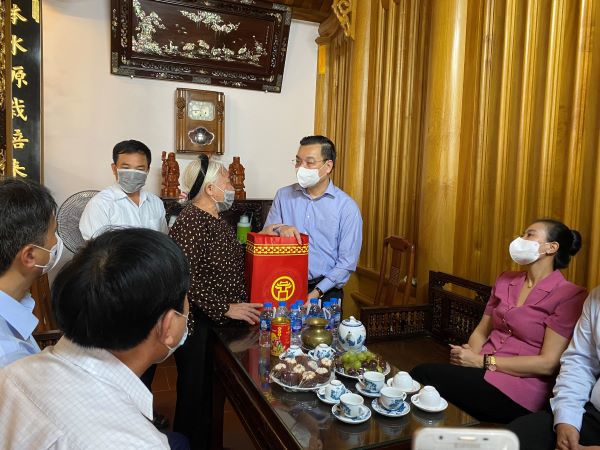Hà Nội tặng 3.727 suất quà tới người có công, cơ sở cách mạng nhân dịp Quốc khánh 2/9/2021 - Ảnh 1
