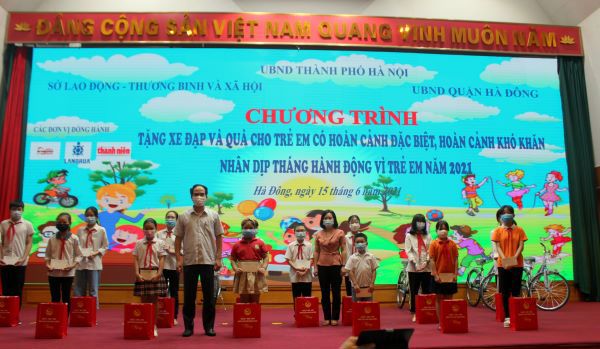 Hà Nội trao tặng 50 xe đạp và 185 phần quà cho trẻ em có hoàn cảnh đặc biệt, hoàn cảnh khó khăn - Ảnh 3