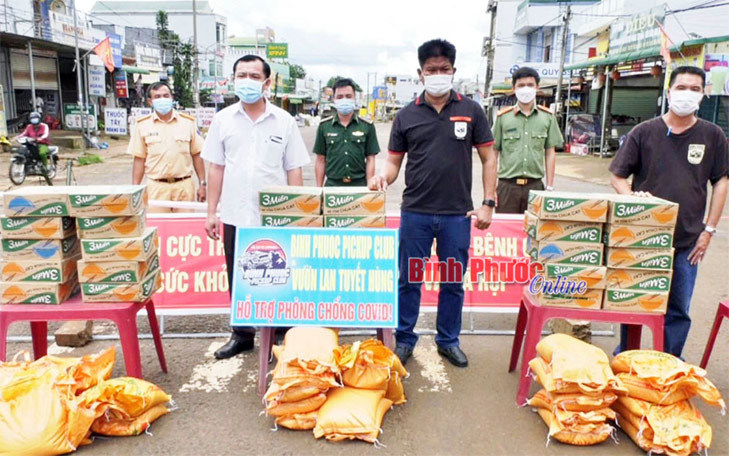 Bình Phước: 3 học sinh đập heo đất, mua thực phẩm ủng hộ chốt kiểm soát dịch Covid-19 - Ảnh 2