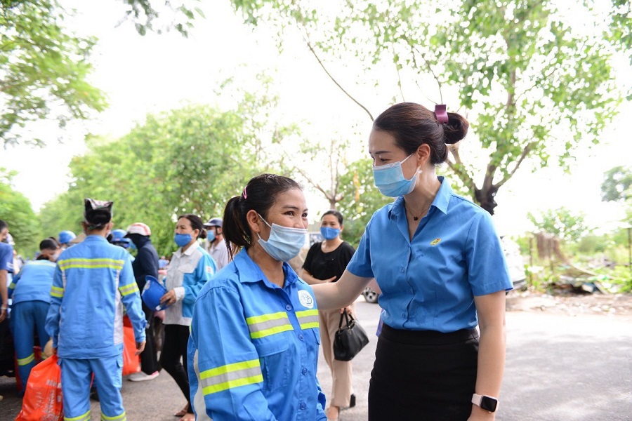 Công đoàn ngành Xây dựng Hà Nội thăm, tặng quà 33 công nhân lao động có hoàn cảnh khó khăn - Ảnh 1
