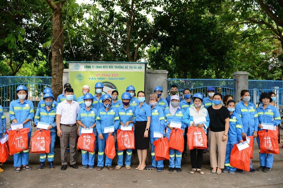 Công đoàn ngành Xây dựng Hà Nội thăm, tặng quà 33 công nhân lao động có hoàn cảnh khó khăn - Ảnh 2
