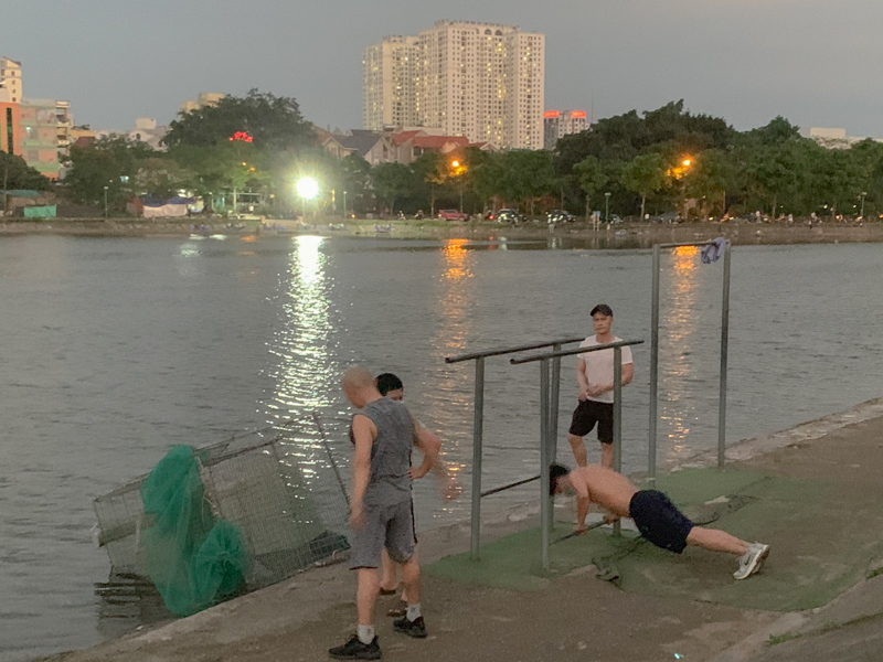 [Ảnh] Hà Nội: Phớt lờ lệnh cấm, người dân chủ quan chen chúc tập thể dục quanh hồ Hoàn Kiếm - Ảnh 11
