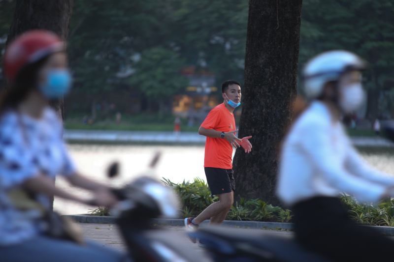 [Ảnh] Hà Nội: Phớt lờ lệnh cấm, người dân chủ quan chen chúc tập thể dục quanh hồ Hoàn Kiếm - Ảnh 7