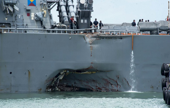 Hải quân Mỹ tạm ngừng tất cả hạm đội trên thế giới sau các vụ va chạm - Ảnh 1
