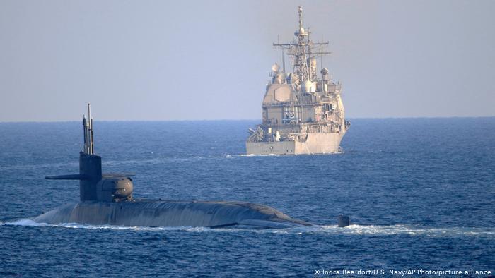 Tàu Mỹ nổ hàng chục phát súng cảnh cáo tàu quân sự Iran - Ảnh 1