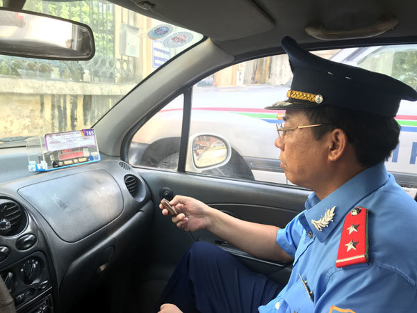 Lắp chíp gian lận cước, taxi “chặt chém” khách nước ngoài - Ảnh 2