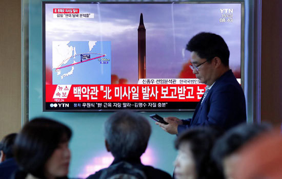 Triều Tiên lại phóng tên lửa bay qua Nhật Bản, khủng hoảng leo thang - Ảnh 1
