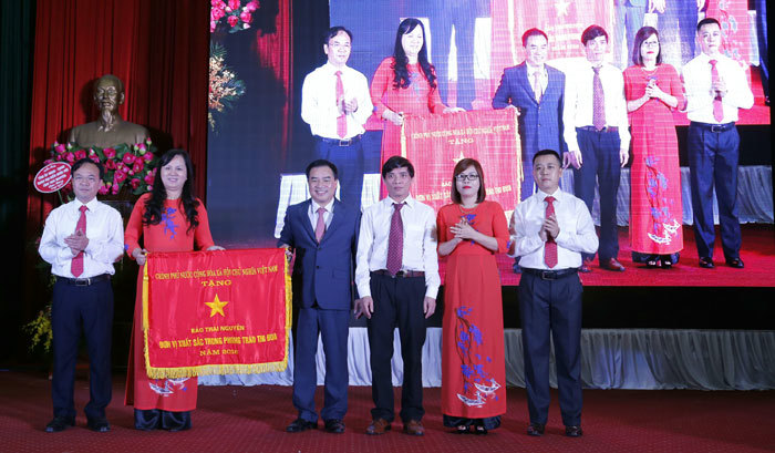 Báo Thái Nguyên kỷ niệm 55 năm Ngày thành lập và đón nhận Cờ thi đua của Chính phủ - Ảnh 1