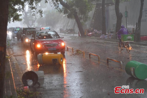 Sóng cao quá đầu người khi bão Hato đổ bộ vào Hong Kong - Ảnh 7