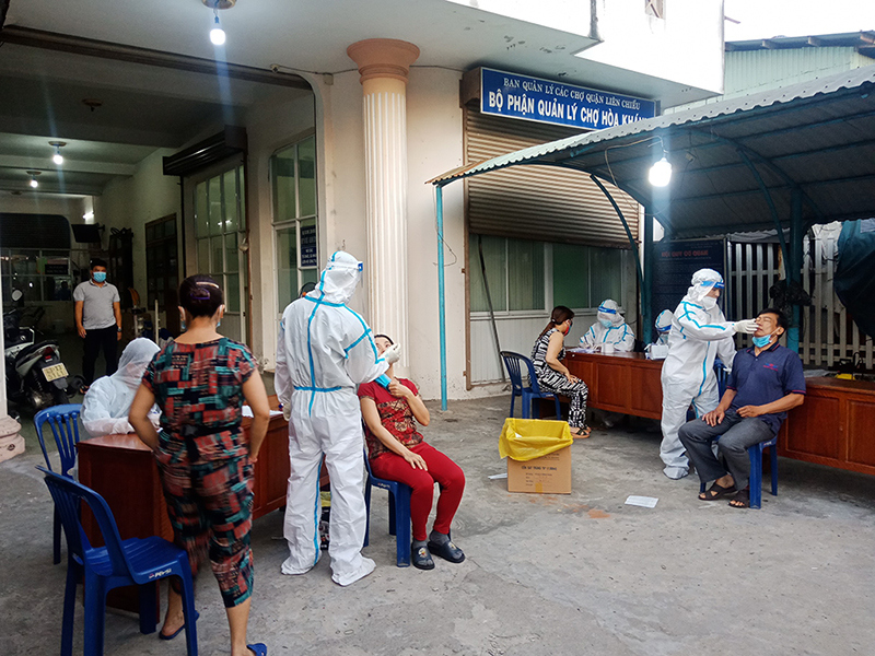 Đà Nẵng: Xuyên đêm xét nghiệm gần 1.000 người liên quan chủ quán bún mắc Covid-19 - Ảnh 3