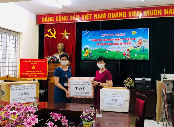 Ngày Quốc tế Thiếu nhi 1/6: Hà Nội tặng gần 1.500 suất quà cho trẻ em có hoàn cảnh đặc biệt - Ảnh 3