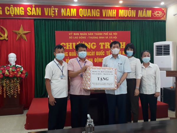 Ngày Quốc tế Thiếu nhi 1/6: Hà Nội tặng gần 1.500 suất quà cho trẻ em có hoàn cảnh đặc biệt - Ảnh 2