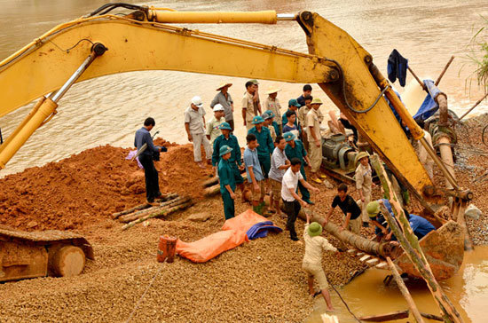 Tìm thấy thi thể 3 công nhân mất tích trong vụ sập cầu ở Tuyên Quang - Ảnh 1