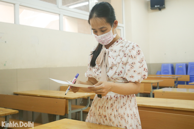[Ảnh] Hà Nội: Giám thị giúp thí sinh "đặc biệt" tại điểm thi trường THCS Nghĩa Tân - Ảnh 13