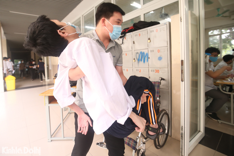 [Ảnh] Hà Nội: Giám thị giúp thí sinh "đặc biệt" tại điểm thi trường THCS Nghĩa Tân - Ảnh 16