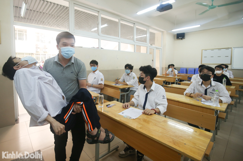 [Ảnh] Hà Nội: Giám thị giúp thí sinh "đặc biệt" tại điểm thi trường THCS Nghĩa Tân - Ảnh 17